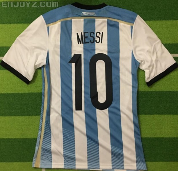 阿根廷球衣球迷版_巴萨球衣球迷版和球员版区别_2022年阿根廷世界杯球衣球迷版