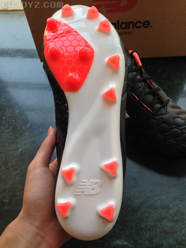 最近挺红的Newbalance足球鞋,袋鼠皮版全网首