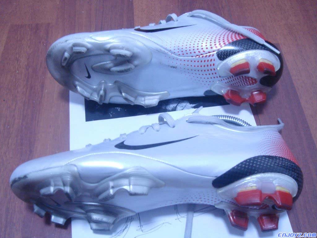 什么叫MV3鞋丁开胶,懂的近来帮下忙_足球鞋综