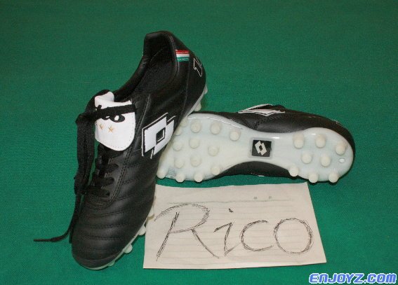 一双带有四颗星的Lotto,MG鞋底的,貌似鞋头还