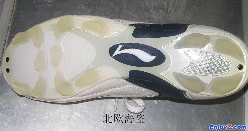 李宁铁系列足球鞋