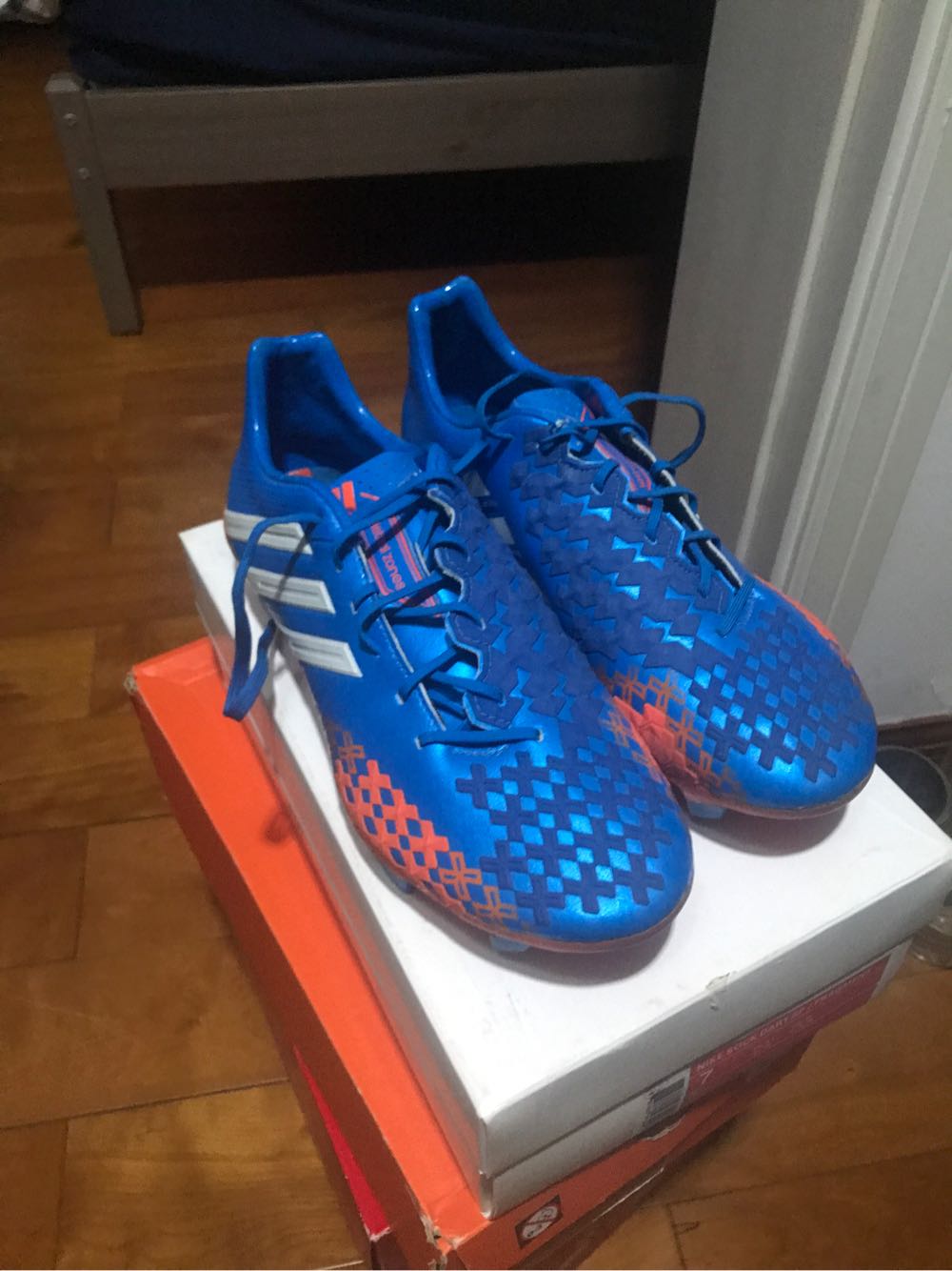 阿迪 猎鹰13顶级fg 41半 jp260 9.8新 真草下地20分钟 400rmb