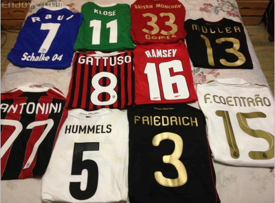 用球衣摆了一套阵容