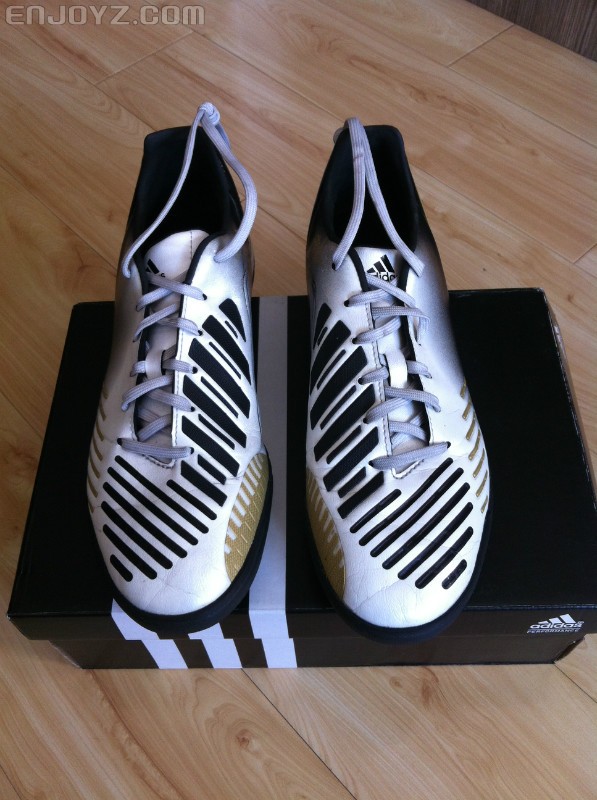 阿迪达斯猎鹰12中端tf碎钉足球鞋