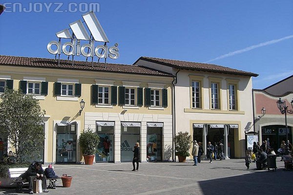 Adidas-Outlet-store-in-Serravalle.jpg