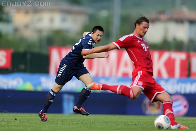 参加2013年柏龙杯的中国参赛者与拜仁球员同场切磋球技.jpg