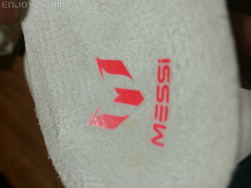 鞋垫上的梅西个人Logo，还有鞋垫的材料