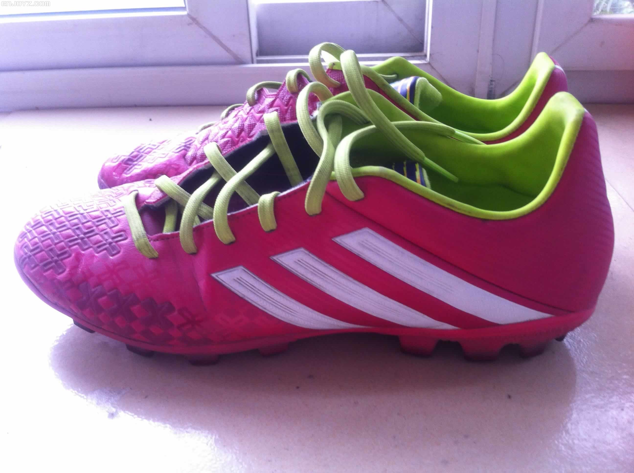 出售不到十场的阿迪猎鹰13代中端ag钉足球鞋骚粉桑巴配色