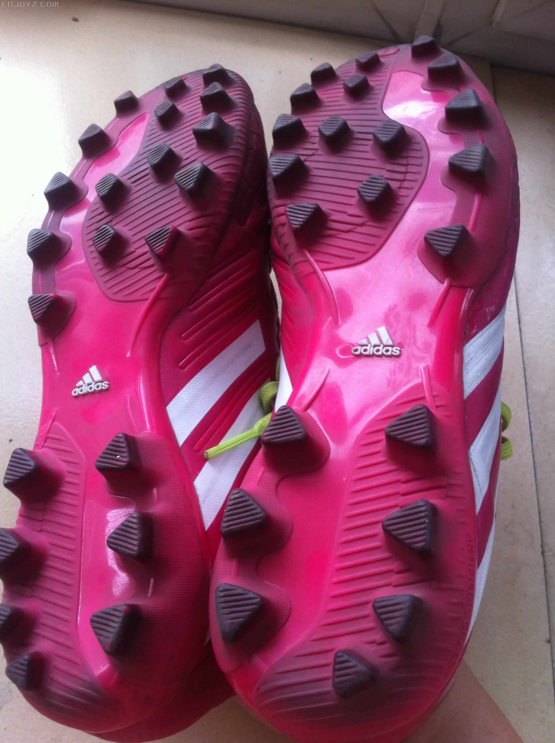 出售不到十场的阿迪猎鹰13代中端ag钉足球鞋骚粉桑巴配色