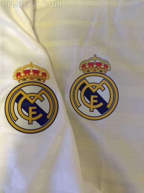 右侧的为球员版队徽，更薄更软一些。皇冠与球迷版也有些不同