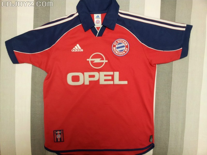 球衣年代较远 赞助商标志有些旧