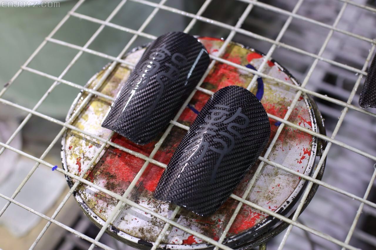 柳州首发 "国奥"球员 钻石定制 凯夫拉护腿板 附带变色和夜光异能