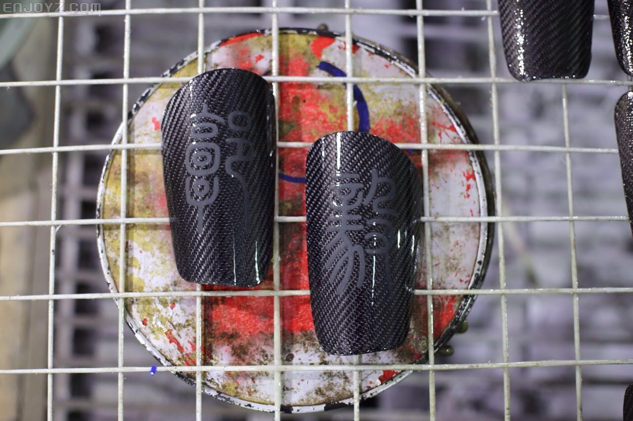 柳州首发 "国奥"球员 钻石定制 凯夫拉护腿板 附带变色和夜光异能