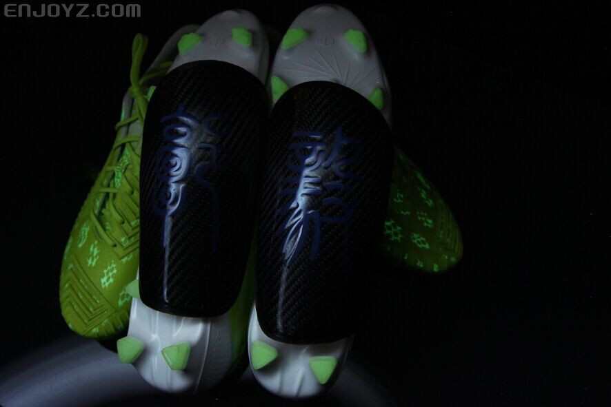 柳州首发 "国奥"球员 钻石定制 凯夫拉护腿板 附带变色和夜光异能