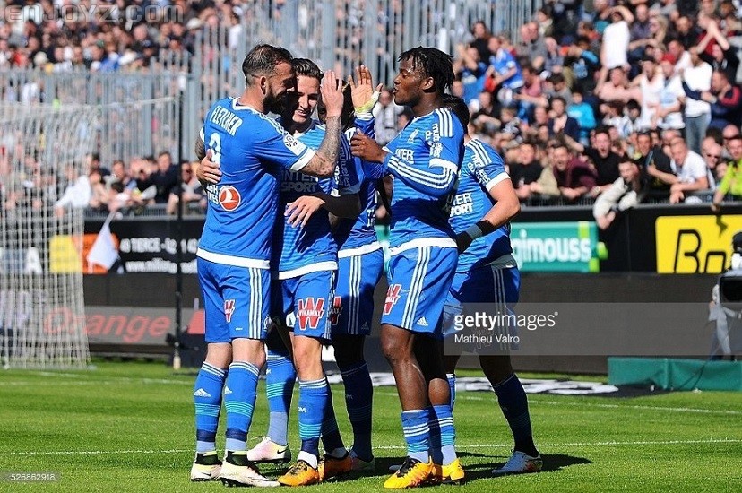 michy-batshuayi-celebrates-with-team-mates-during-the-french-ligue-1-picture-id5.jpg