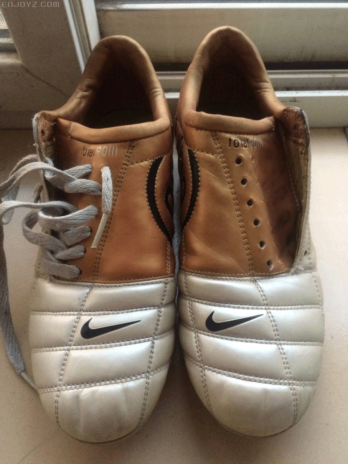 出售耐克正品t903足球鞋,白金配色