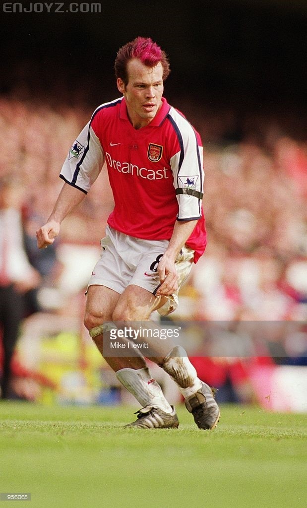 apr-2001-fredrik-ljungberg-of-arsenal-in-action-during-the-fa-carling-picture-id956065.jpg