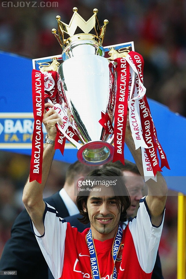 robert-pires-of-arsenal-celebrates-by-lifting-the-premiership-trophy-picture-id613937.jpg