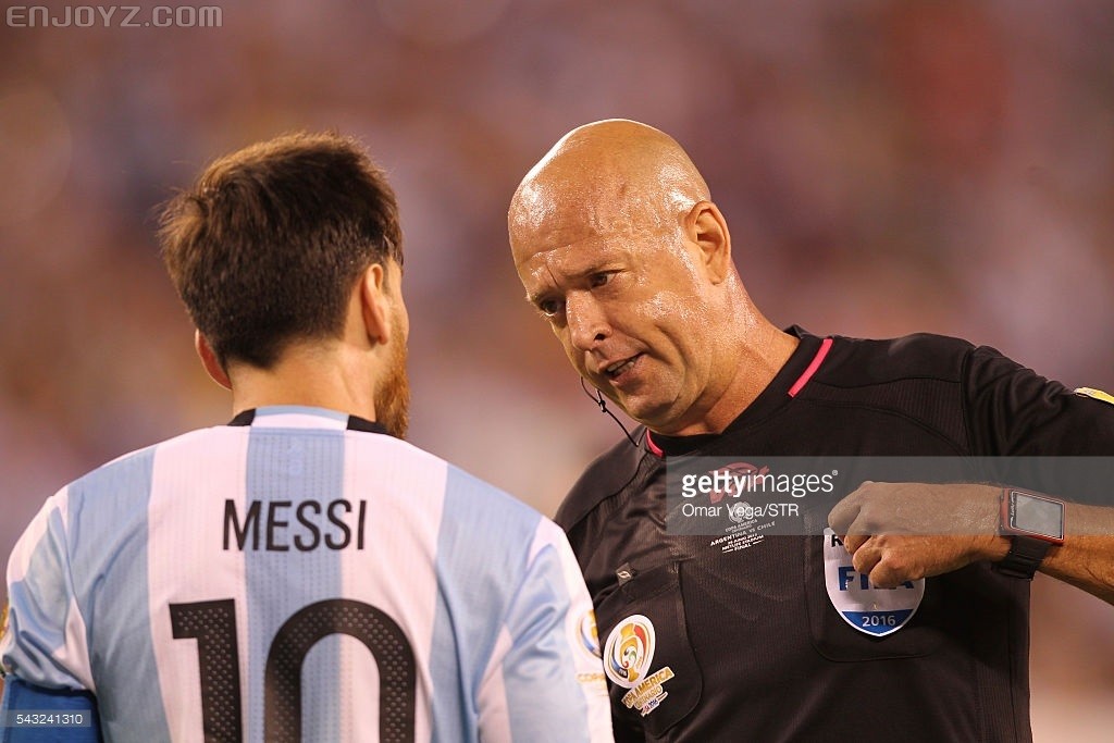 lionel-messi-of-argentina-appeals-to-referee-hheber-lopes-during-the-picture-id5.jpg