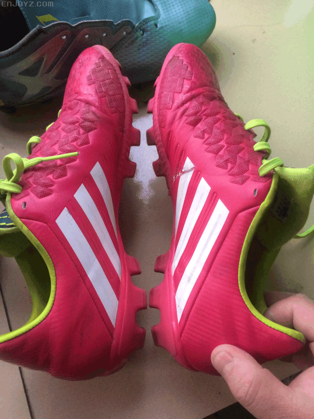 90元包邮出售阿迪猎鹰13代足球鞋中端ag钉已出