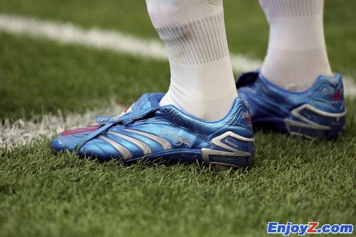 在06世界杯前夕，adidas又为小贝推出了专属的蓝狮别注款，此款也采用人造材料