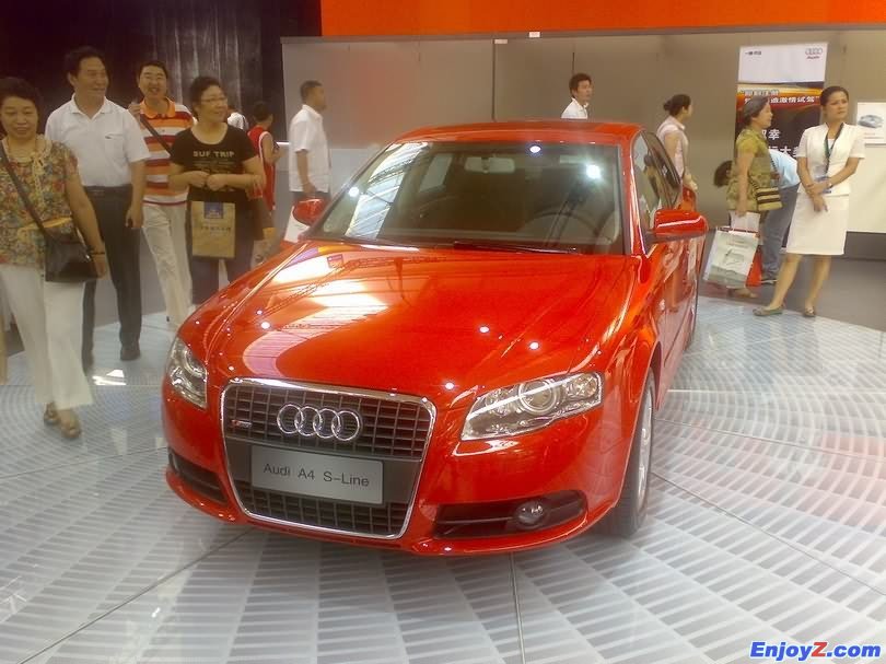 Audi A4 （红）