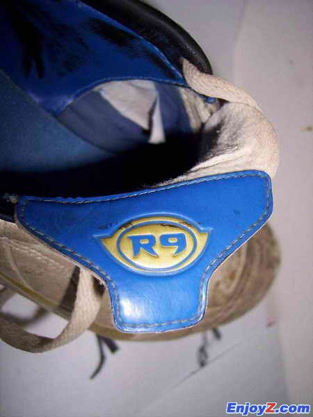 写着R9，不过我真的不知道是什么鞋子。谁知道啊？估计是nike的低段鞋吧？呵呵