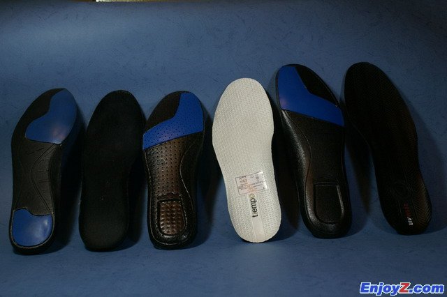三双鞋子的鞋垫都有减震胶，而且是从很老的premier就沿用到现在，只不过到了legend2代后跟加了气垫~不过个