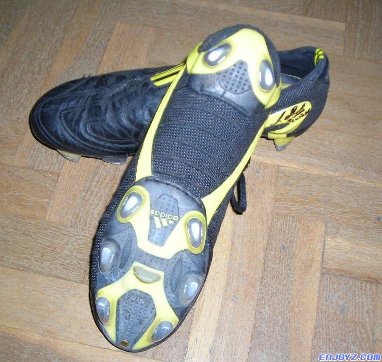 Saviola_2003_2004_Boots_AdidasF50_Worn_Signed_03[1].jpg