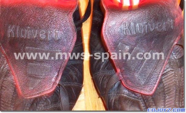 Kluivert_2003_2004_Boots_Adidas_Worn_02[1].jpg