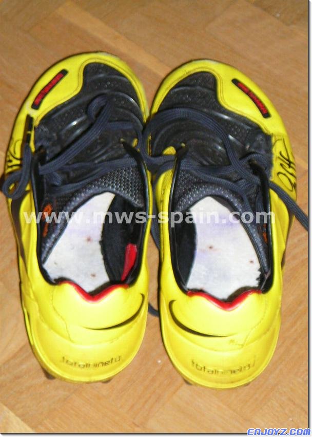 Zambrotta_2007_2008_Yellow_Boots_Nike_Worn_Signed_02[1].jpg