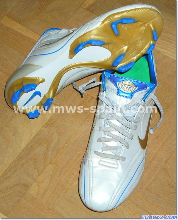 Ronaldo_2005_2006_Boots_Nike_Worn_04[1].jpg
