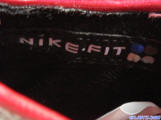二代改进版没有了鞋内的NIKE FIT标