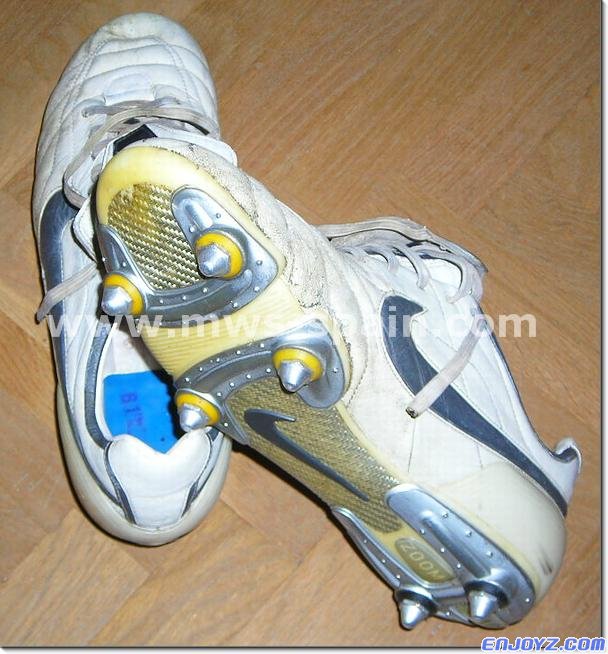 Van_Nistelrooy_Ruud_2007_2008_Boots_Nike_White_Worn_04[1].jpg