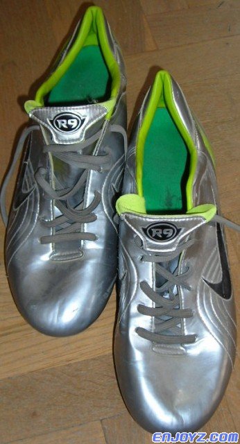 Ronaldo_2002_2004_Boots_Nike_Worn_03.sized[1].jpg
