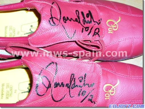 Ronaldinho_2007_2008_Boots_Nike_R10_Red_Issued02_03[1].jpg