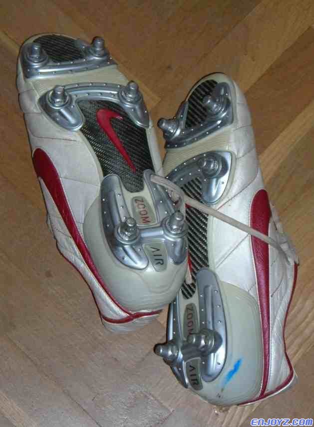 Van_Nistelrooy_Ruud_2006_2007_Boots_Nike_RedWhite_Worn_05[1].jpg