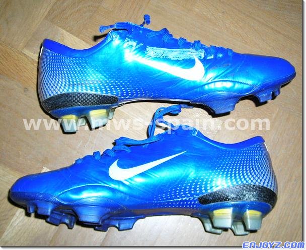 Robinho_2007_2008_Boots_Nike_Blue_Worn_05[1].jpg