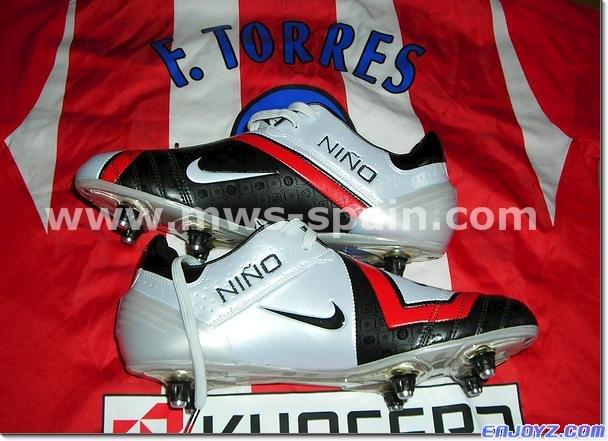 Fernando_Torres_2006_2007_Boots_Nike_Issued_02[1].jpg