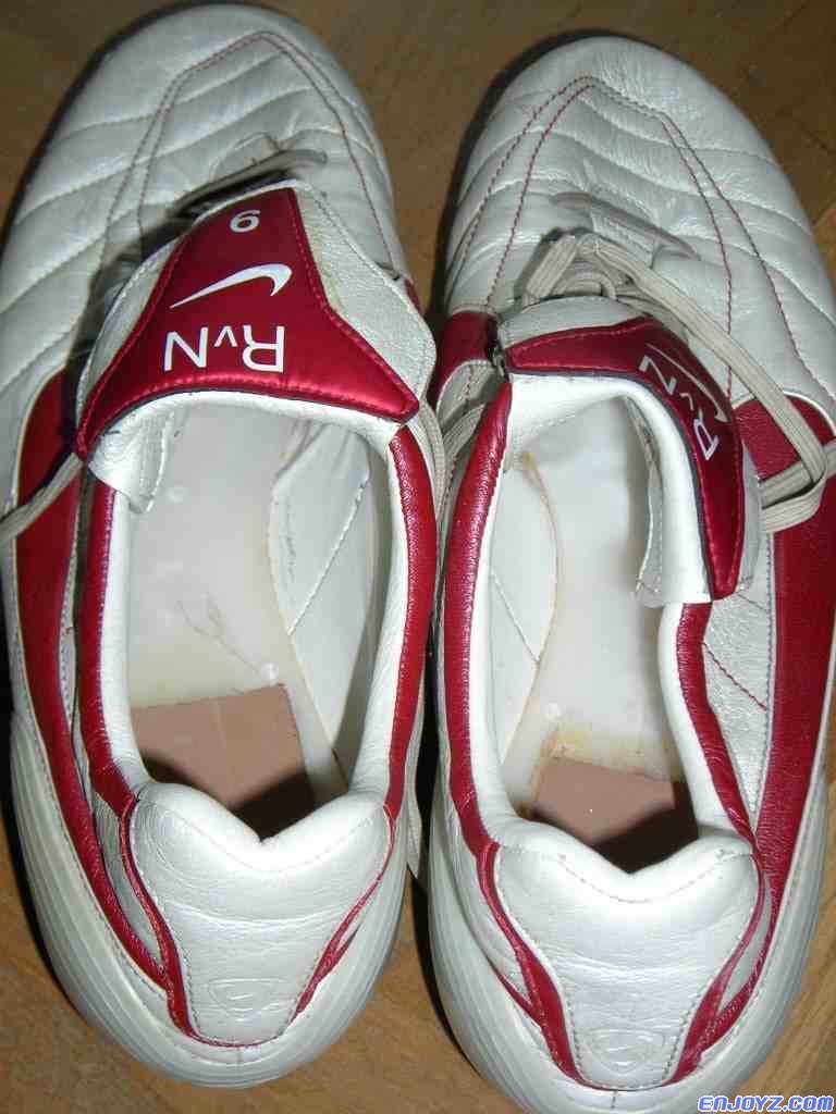 Van_Nistelrooy_Ruud_2006_2007_Boots_Nike_RedWhite_Worn_03[1].jpg