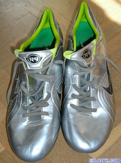 Ronaldo_2002_2004_Boots_Nike_Worn_01.sized[1].jpg