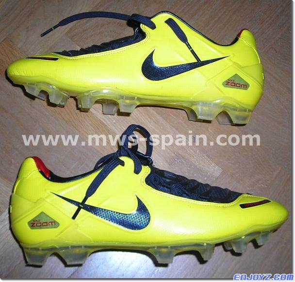 Fernando_Torres_2006_2007_Boots_Nike_Yellow_Worn_05[1].jpg