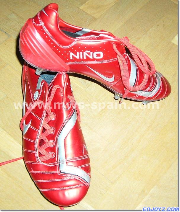 Fernando_Torres_2006_2007_Boots_Nike_Red_Worn_04[1].jpg