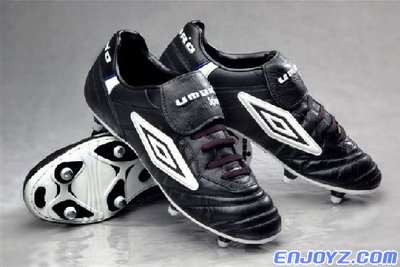 1992：首次推出SPECIALI足球鞋