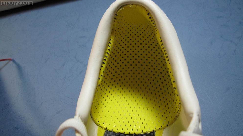 mv3的后跟采用了新材料，新材料的目的是使鞋子锁定脚的后跟，使鞋子更跟脚，nike设计师的这一设计看似很贴