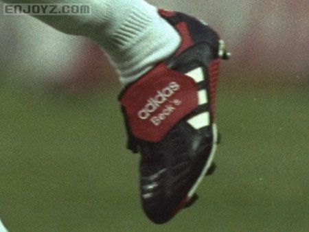 1996年8月，面对温布尔敦的世纪吊射更是给人们留下了难忘回忆，小贝的球鞋鞋舌上面也已经出现了自己的名字