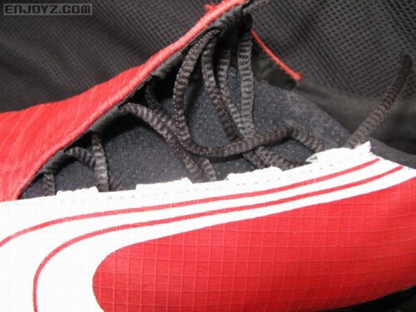 鞋带和脚之间是一层很薄的，透气的弹性材料。