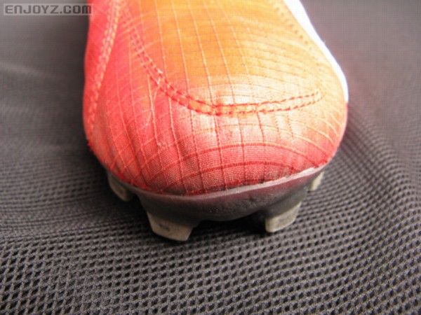 v1.06的鞋头，鞋底的塑料略微上包，防止开胶，