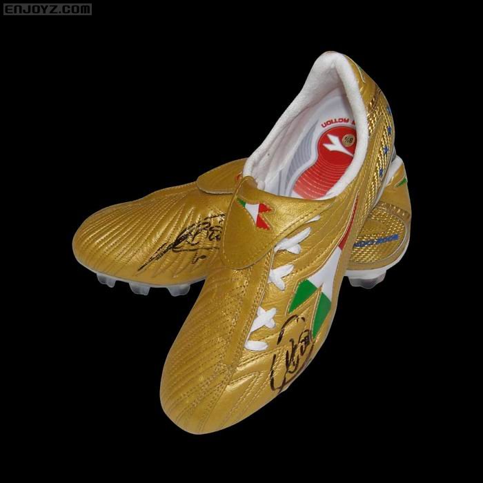 调整大小 Francesco_Totti_Signed_Maximus_Italia_Gold_Football_Boot_big.jpg