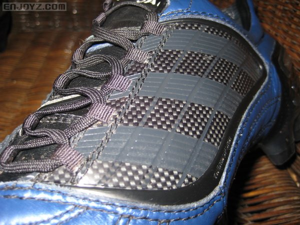 鞋身外侧的支撑部分，类似碳纤维结构设计。